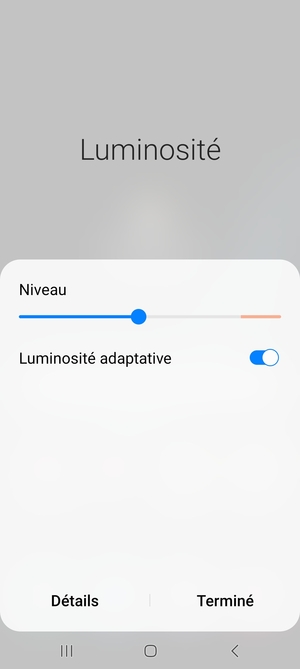 Activez l'Luminosité adaptative et sélectionnez Terminé