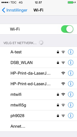 Angi Wi-Fi til PÅ. Velg det trådløse nettverket du vil koble til