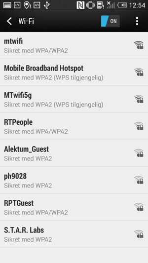 Angi Wi-Fi til ON. Velg det trådløse nettverket du vil koble til.