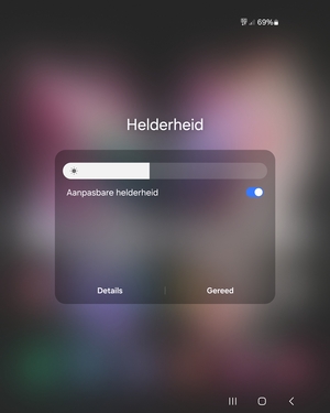 Schakel Aanpasbare helderheid in en selecteer Gereed